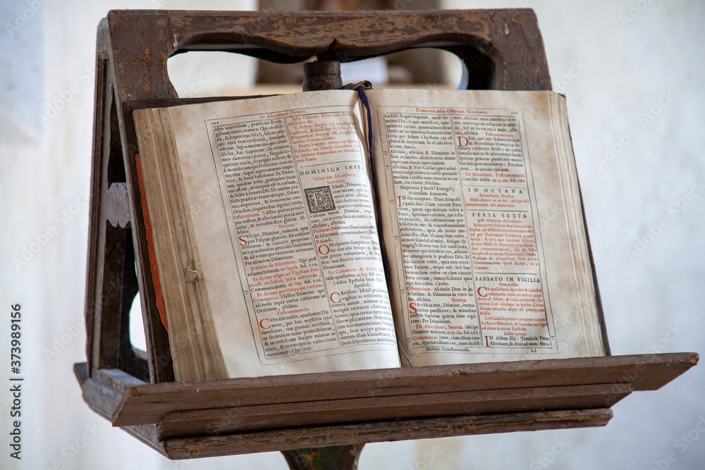vieille bible sur son lutrin ressamblant à un grimoire - obrazy, fototapety, plakaty 