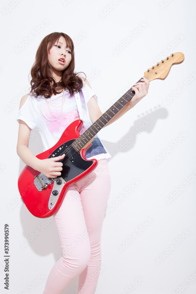 ギターを演奏する女性 ギターを演奏する女性
