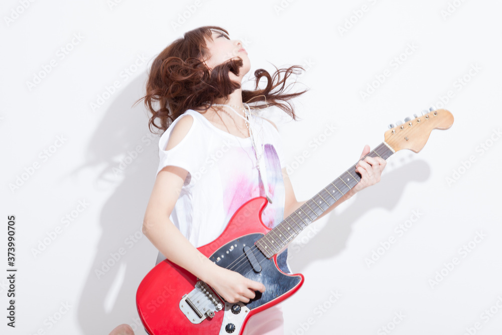 Fototapeta premium ギターを演奏する女性