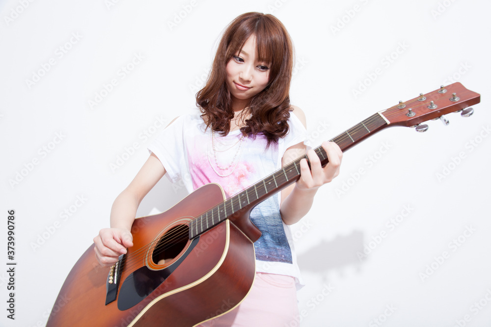 ギターを演奏する女性 ギターを演奏する女性