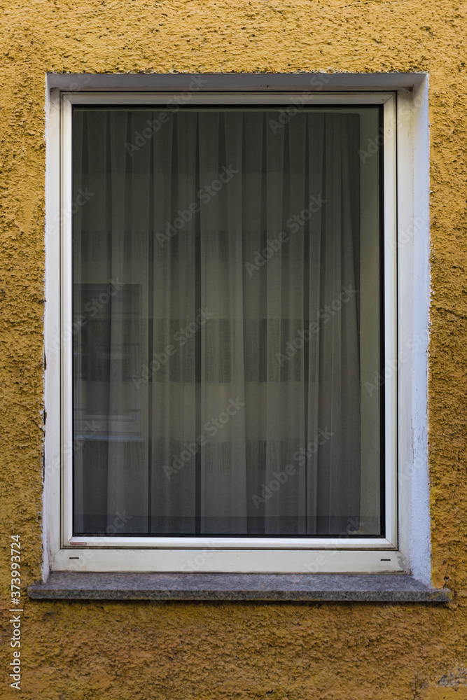 Fototapeta premium Einfaches Fenster mit Gardinen