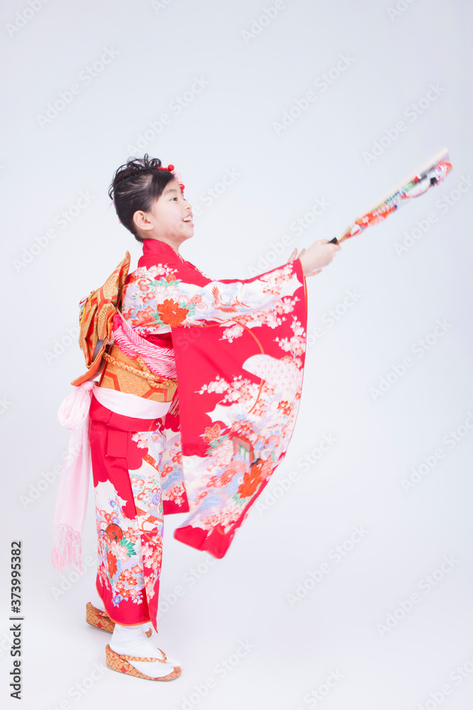 羽子板で遊ぶ女児