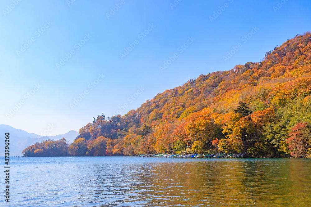 秋の湖と青空と山 秋の湖と青空と山