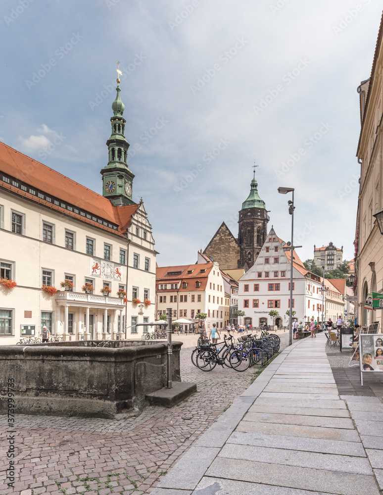 Der historische Marktplatz in der Altstadt von Pirna in Sachsen