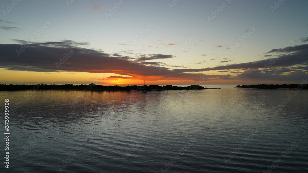 Atemberaubender Sonnenuntergang mit brennendem Himmel über dem Meer in Fort Myers, Florida Atemberaubender Sonnenuntergang mit brennendem Himmel über dem Meer in Fort Myers, Florida