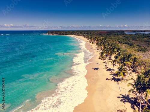 Foto Aerial drone view of paradise beach with palm trees and blue water at the Esmera
