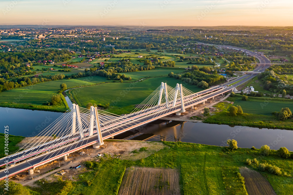 Naklejka premium most na rzece i panorama miasta