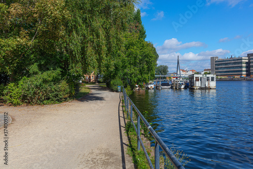 Berlin Schöneweide Spreeufer am Kaisersteg Anleger an der Spree, Berliner Sommer Bezirk Treptow Köpenick Schöneweider Uferweg Industrie an der Spree Berliner Sommer Industriebauten DDR sommerlich photo