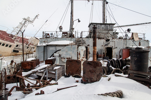 verkhnyaya paluba broshennogo rzhavogo korablya..41/5000..the upper deck of an abandoned rusty ship photo