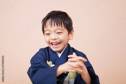袴姿の笑顔の男児