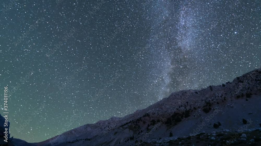 Timelapse de la vía láctea pasando detrás de montaña