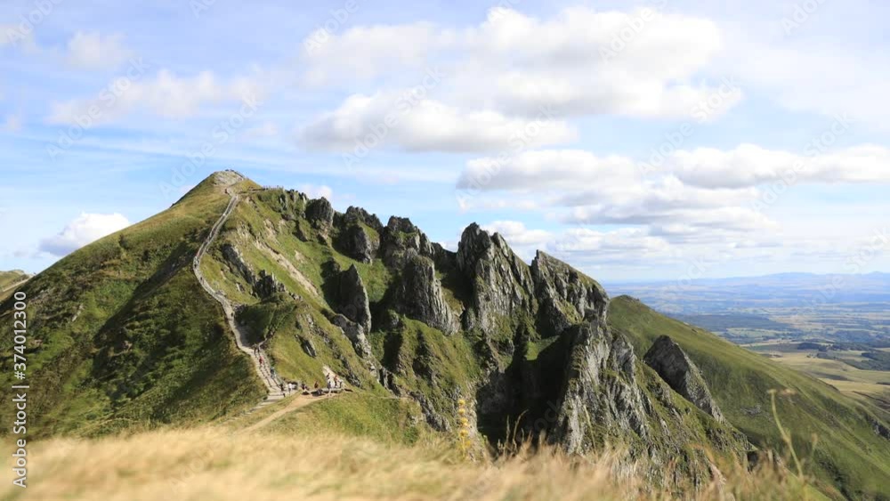 Montagne en Auvergne. Tourisme et Paysage dans le Massif du Sancy. Chaîne des puys en Auvergne. Le Sancy est un lieu inscrit au patrimoine mondial.