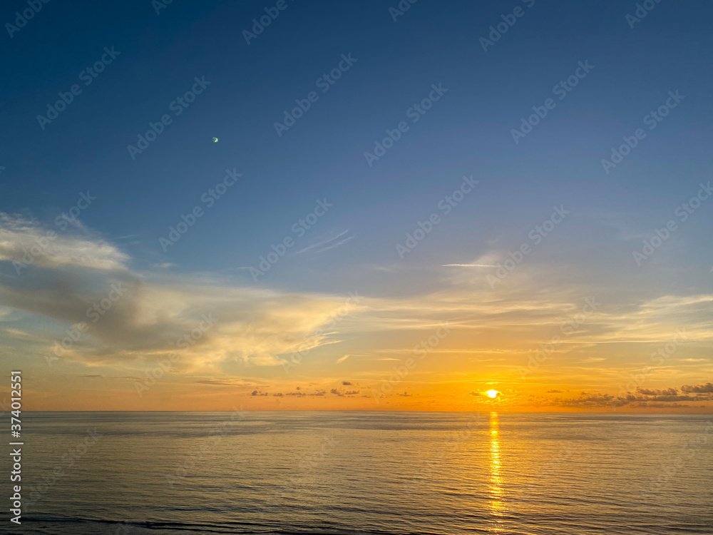 Obraz premium Sunrise over the Atlantic Ocean.