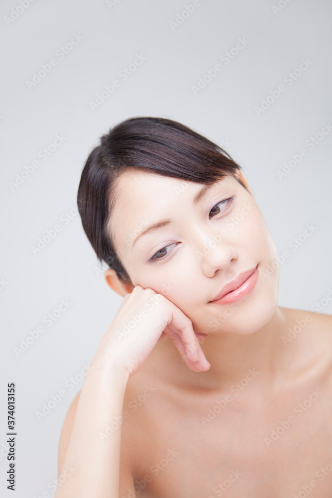 頬杖をつく女性 頬杖をつく女性