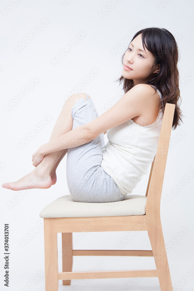 椅子に座る女性 Stock Photo Adobe Stock