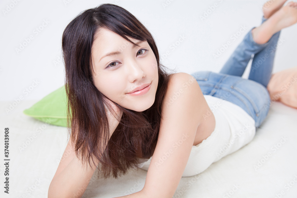 頬杖をつく女性 頬杖をつく女性