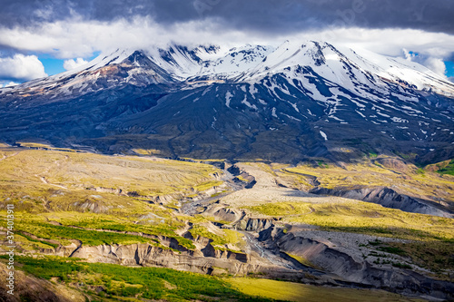 Canvas-taulu mount st. helens with lahar field