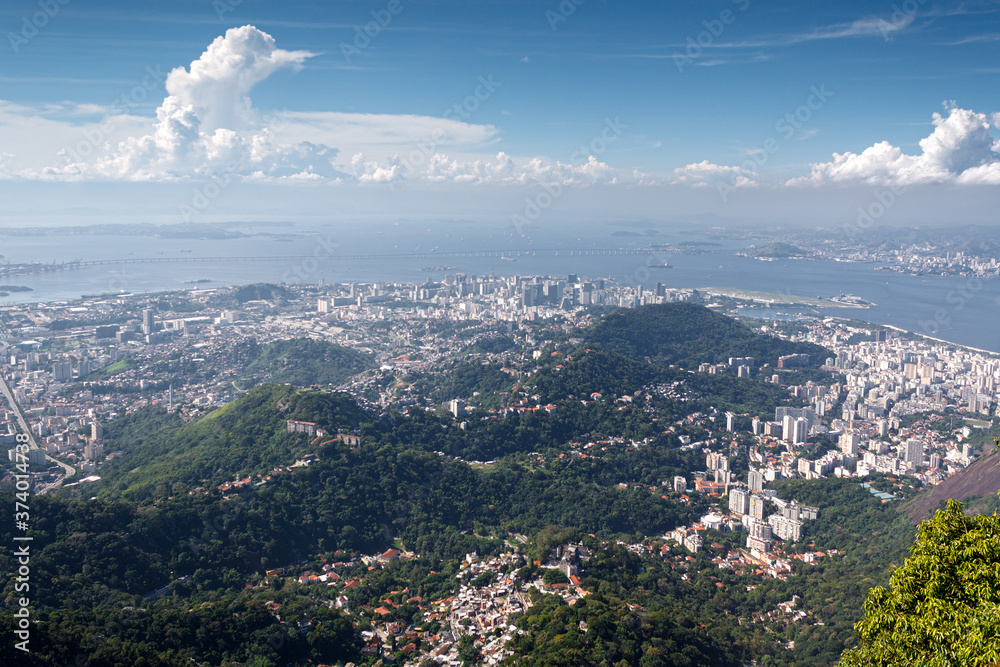 Obraz premium a view of rio de janeiro from corcovado hill