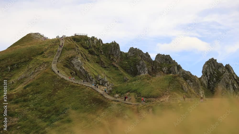 Le Sancy - Auvergne. Tourisme et randonnées dans le Massif du Sancy. Chaîne des puys en Auvergne. Timelaps vidéo de paysage naturel. Site inscrit au patrimoine mondial. 