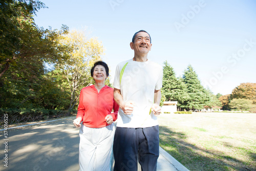 公園でジョギングするシニア夫婦