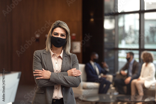 Latinos em posição de poder durante pandemia. photo