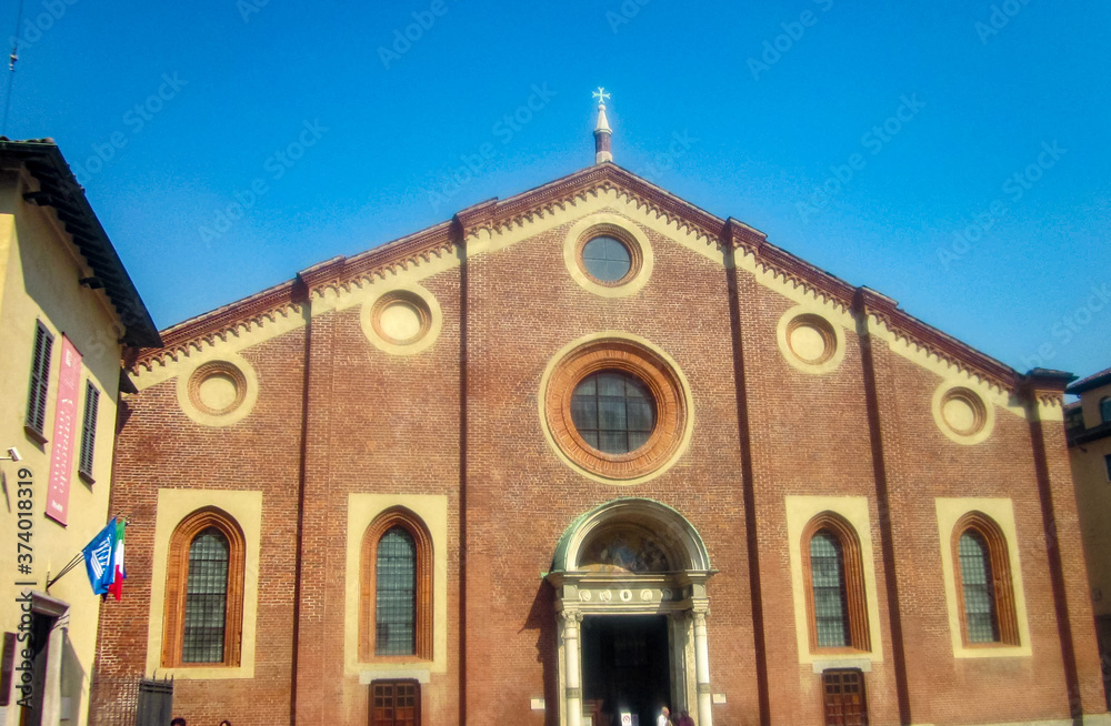 La iglesia de San Maurizio al Monastero Maggiore es un templo religioso de la Iglesia católica construido en 1503 en el centro histórico de Milán, Italia, donde funcionaba el más antiguo convento bene