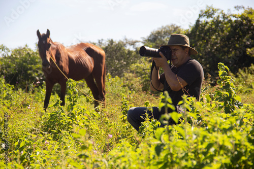 Fotógrafo de viajes y naturaleza salvaje latino latinoamérica fotógrafo mexicano en campo turista disfrutando