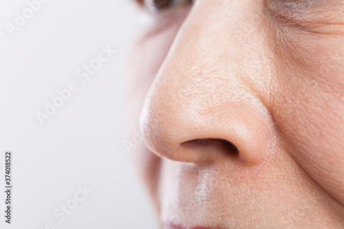 シニア女性の鼻