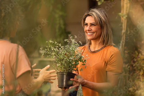 Mulheres trabalhando em floricultura. photo