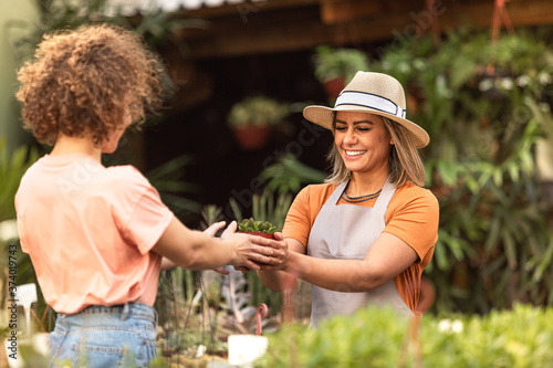 Foto Mulheres trabalhando em floricultura.