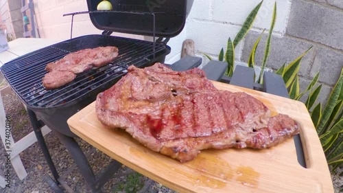 Parilla con carne asada al fuego con carbón 