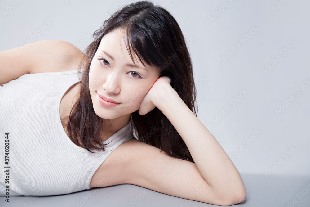 寝そべる女性 寝そべる女性