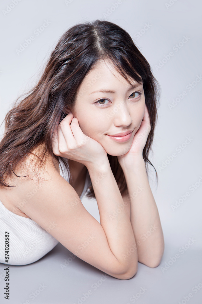 寝そべる女性 寝そべる女性
