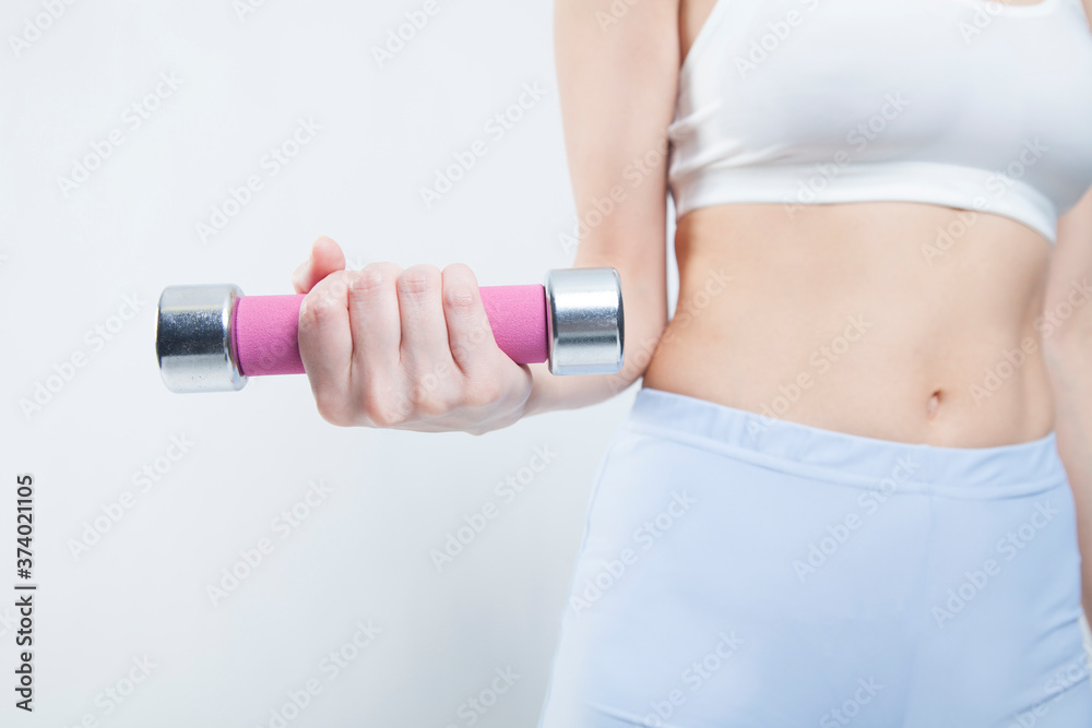 ダンベルで筋トレする女性 ダンベルで筋トレする女性