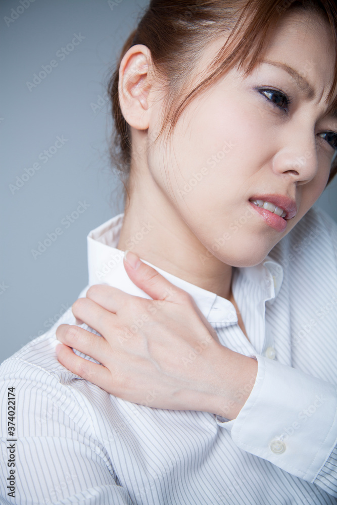 肩凝りのOL 肩凝りのOL