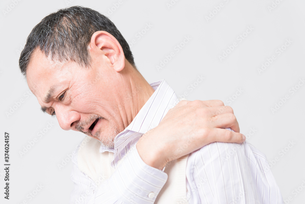 Obraz premium 肩こりのシニア男性
