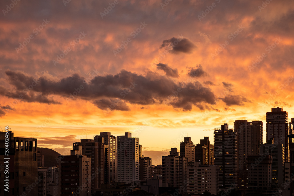 pôr-do-sol na paisagem urbana