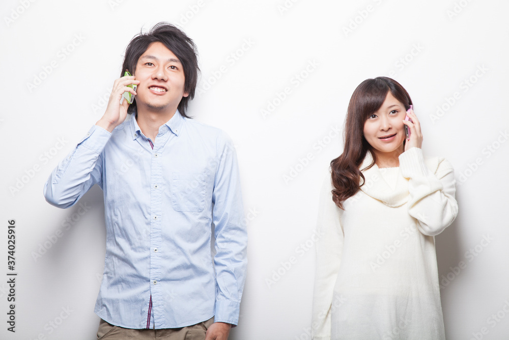 電話する男女 電話する男女