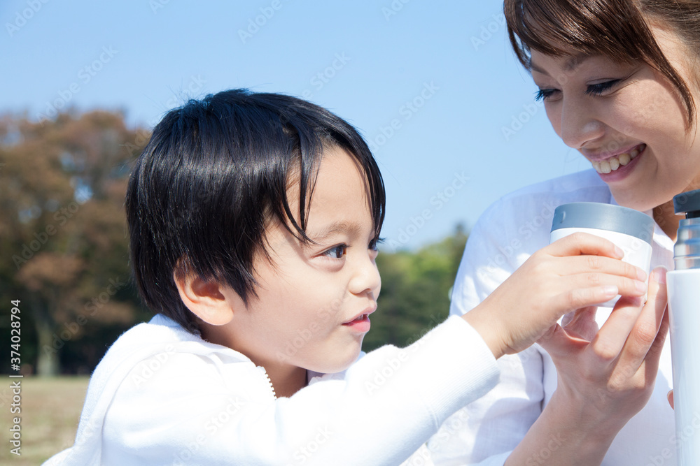 水筒の飲み物を飲む男の子