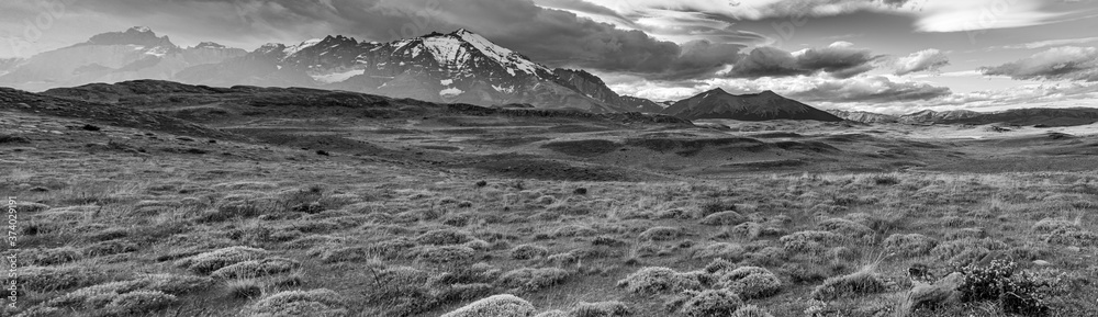panoramica en blanco y negro. llanura con montañas de fondo. Parque Torres del Paine, Chile