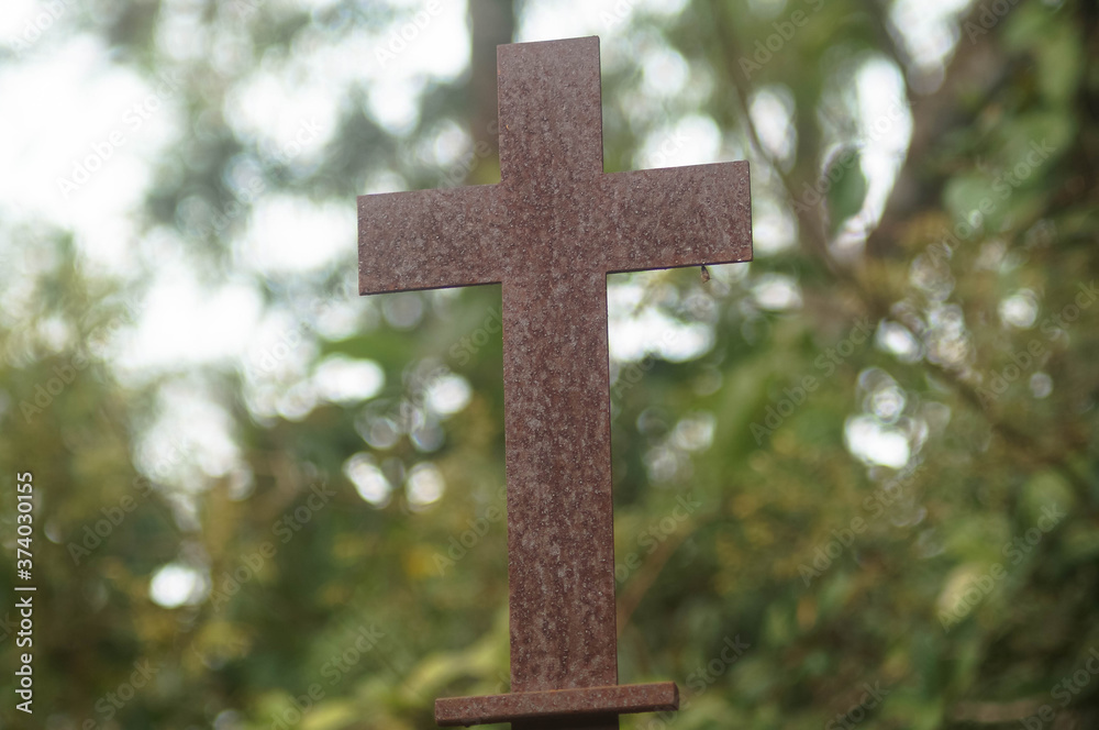 um símbolo da cruz enferrujado no meio da floresta 