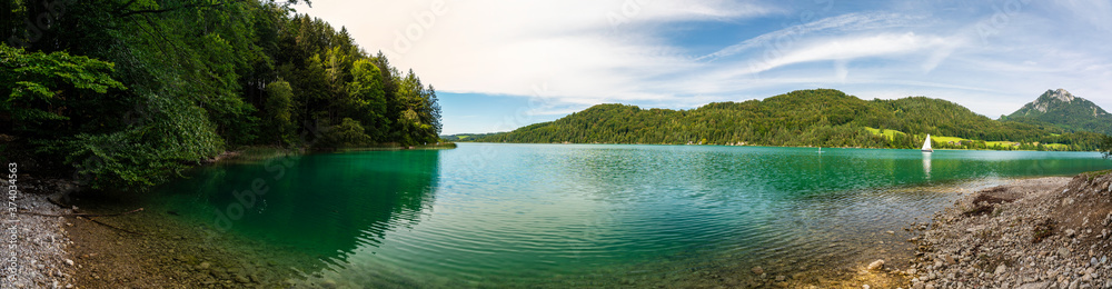 Obraz premium Fuschlsee mit wunderschönen türkisblauen Wasser Panorama