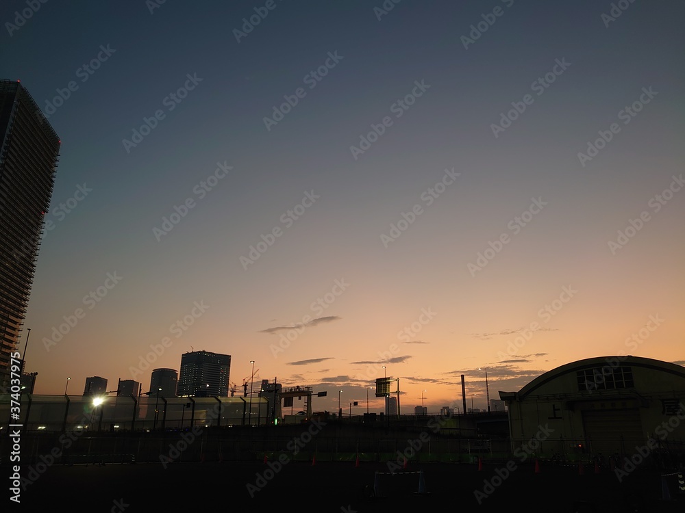 Naklejka premium sunset over the city
