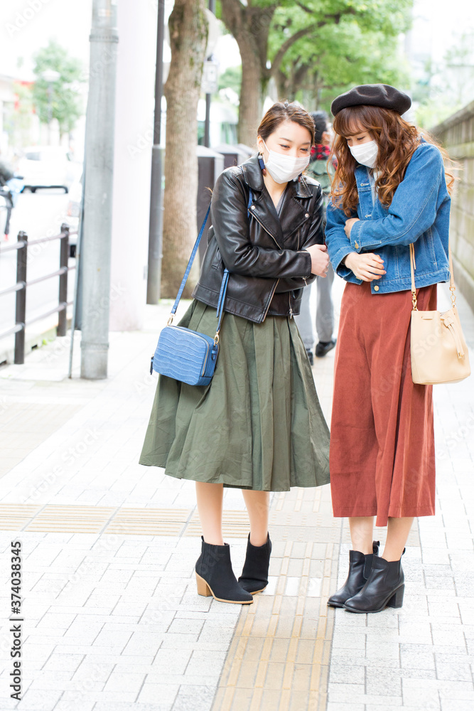 Naklejka premium 寒がる女性