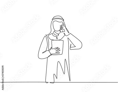 Single continuous line drawing of young male muslim supervisor calling his staff to control the job task. Arab middle east cloth shmagh, kandura, thawb, robe. One line draw design vector illustration