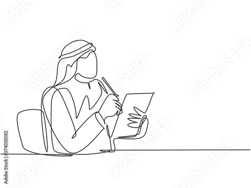 One single line drawing of young serious muslim businessman thinking about progress of company. Saudi Arabia cloth shmag, kandora, headscarf, ghutra. Continuous line draw design vector illustration