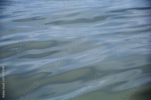 Bella textura de las ondas del mar en medio del oc  ano pac  fico.