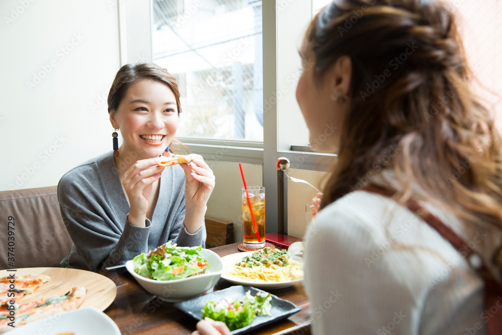 カフェでランチする女性