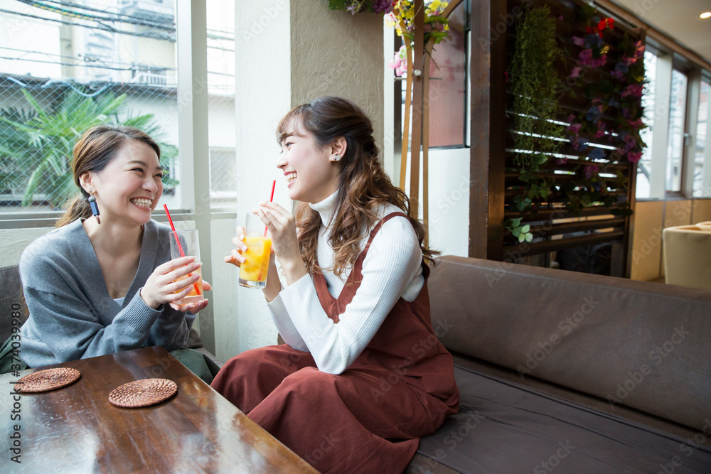 カフェで会話する女性 カフェで会話する女性