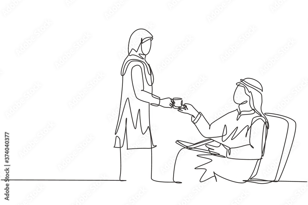 Single continuous line drawing of young wife muslimah giving a cup of coffee to her muslim husband. Romantic saudi arabian islamic couple with kandora, veil, hijab. One line draw design illustration